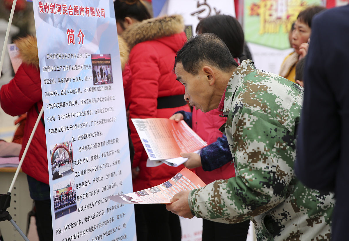 给我写一个雷锋月募捐活动总结稿 活动中同学捐赠了书本、文具等 受赠学生写了感谢信只需提一下 不需要撰写感谢信