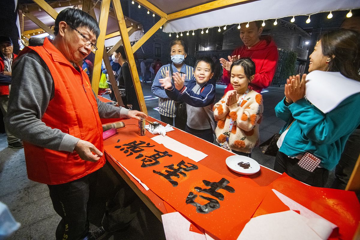 2022年1月7日,广东省江门市蓬江区启明里,书法家们现场挥笔书写春联送