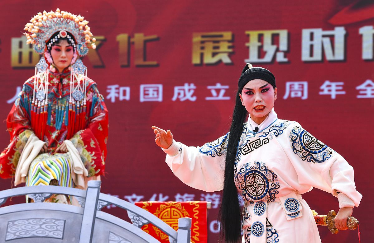 2019年10月2日,在安徽省亳州市魏武广场天幕剧场,亳州演艺公司的演员