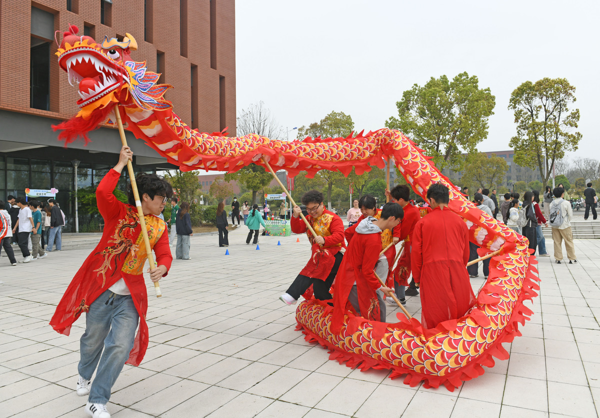 2026年4月11日,安徽淮南,大学生在安徽理工大学校园内
