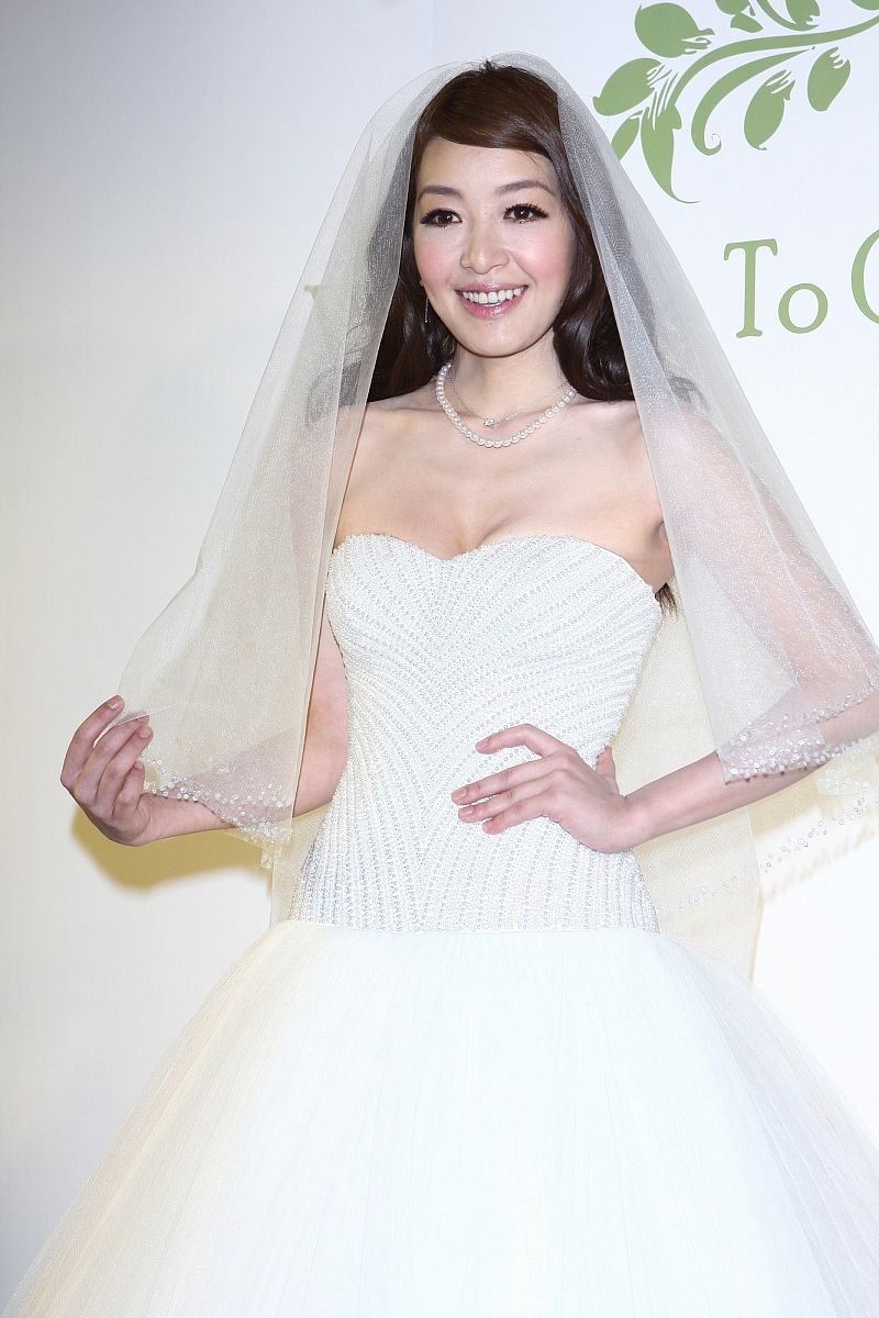 2012年8月11日,台北,37岁的路嘉怡与制作人汤宗霖大婚,在喜来登饭店补