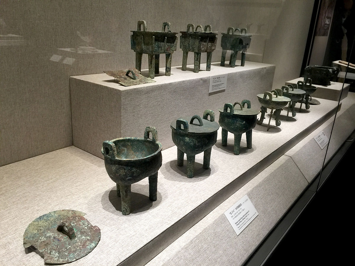 我从南京出发想参观距离在500公里以内的主要介绍青铜器的博物馆。有哪些推荐他们都在哪个城市？