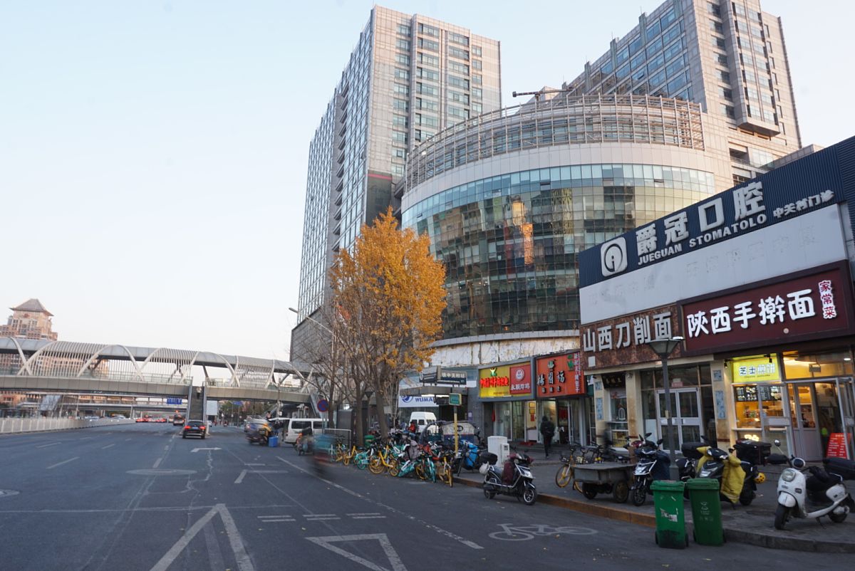 2020年11月29日,北京中关村街景.