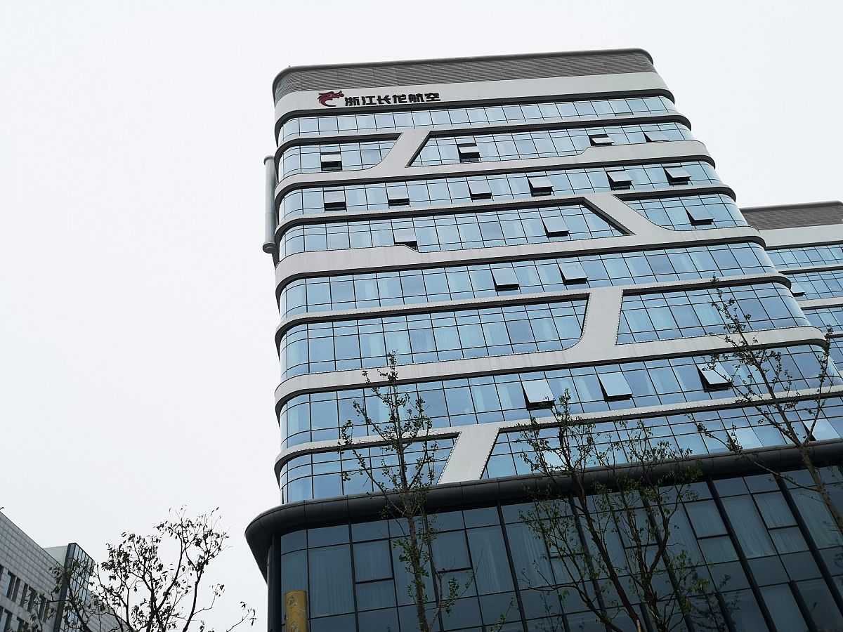 湖州市没有机场离湖州最近的机场是杭州萧山国际机场可以乘坐机场巴士或高铁往返于机场和湖州。帮我用200字详细描述