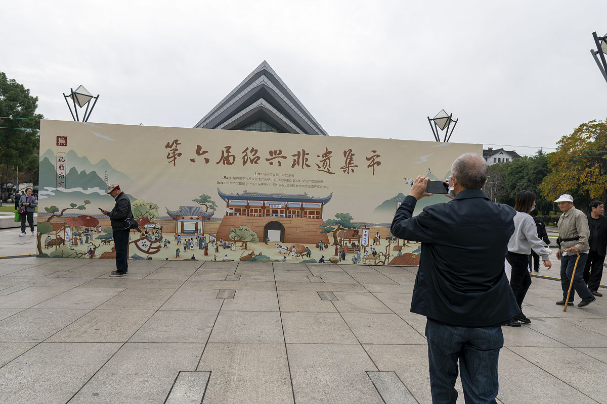 3 文化传承和创新方向 铁牛村文化传承方面需要加强文化保护和传承同时也需要创新文化形式和方式使传统文化得到更好的发扬和传承。将以上文字增益