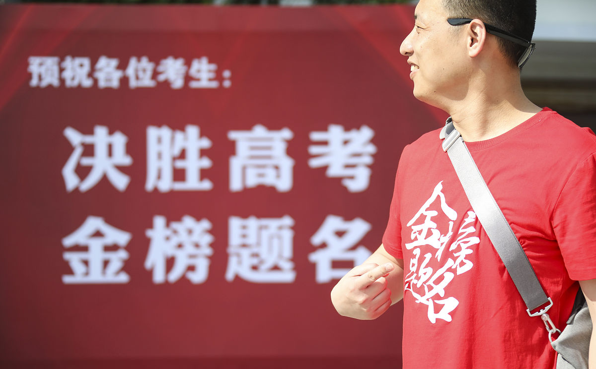 请根据以下短信内容作为育娣本人写一封感谢并祝福群里同学小孩的回信各位同学：大家好！2023届高考录取已接近尾声我们的孩子已通过努力亦准备策马扬鞭奔赴前程。只是略感遗憾今届只有育娣同学的孩子夺魁本A线群里决定对孩子发放奖励金二千元以资鼓励。祝孩子前程似锦鹏程万里！