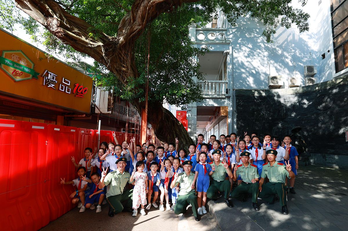 2020年9月30日,深圳中英街,武警官兵带领驻地小学生开展了主题爱国主