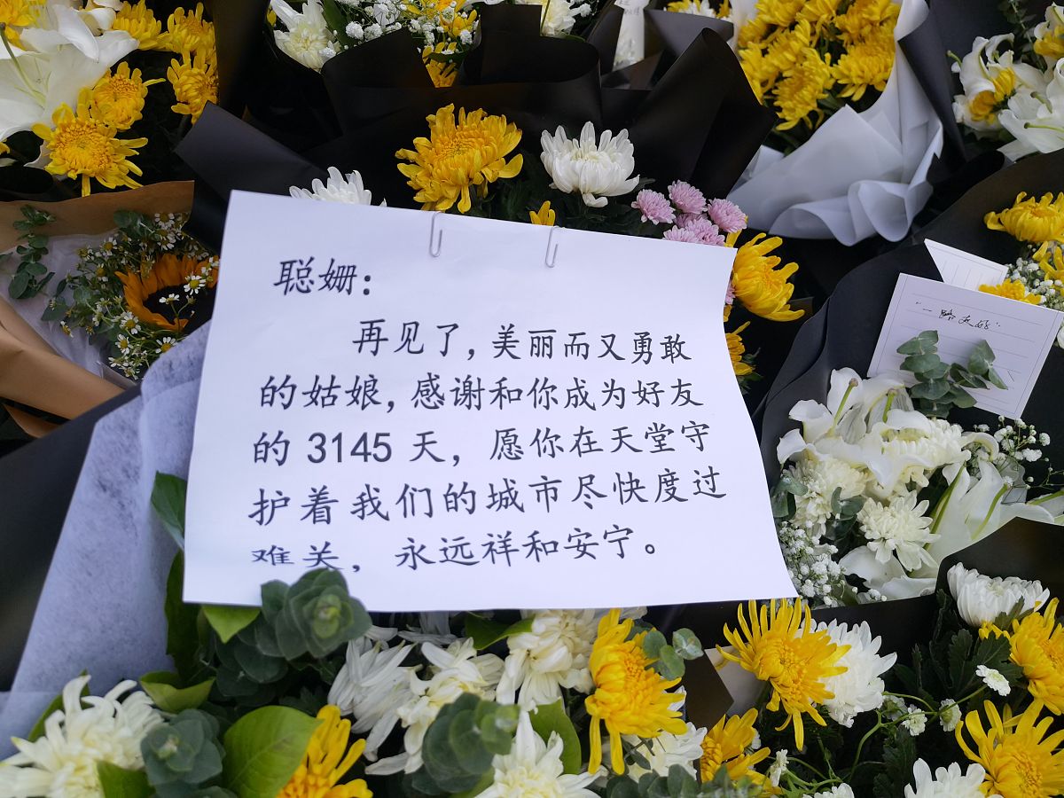 这对老夫老妻共度60春秋是大学同学。二年前妻子病逝。请写一首悼念亡妻的七律诗