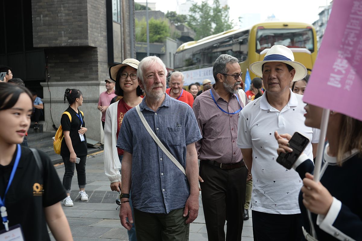 2019年9月5日,成都,诗歌周活动上,来自全球的众多诗人在宽窄巷子内采
