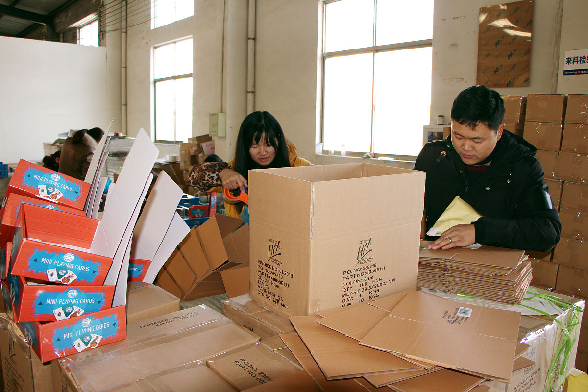 按照鼠标点击操作将点击的卡牌移入缓冲区满足消除条件的话将卡牌消除否则等缓冲区满7个卡牌后游戏失败。同时要考虑多层布局只有上层没有覆盖或遮挡的卡牌才能允许被选择。具体游戏规则：规则一：三个相同的卡牌即可以消除；规则二：如果满足以下组合组合内任意两张卡牌也可以消除：If-else两个匹配即可消除；Private-public-protected任意两者匹配即可消除；Struct-union-enum任