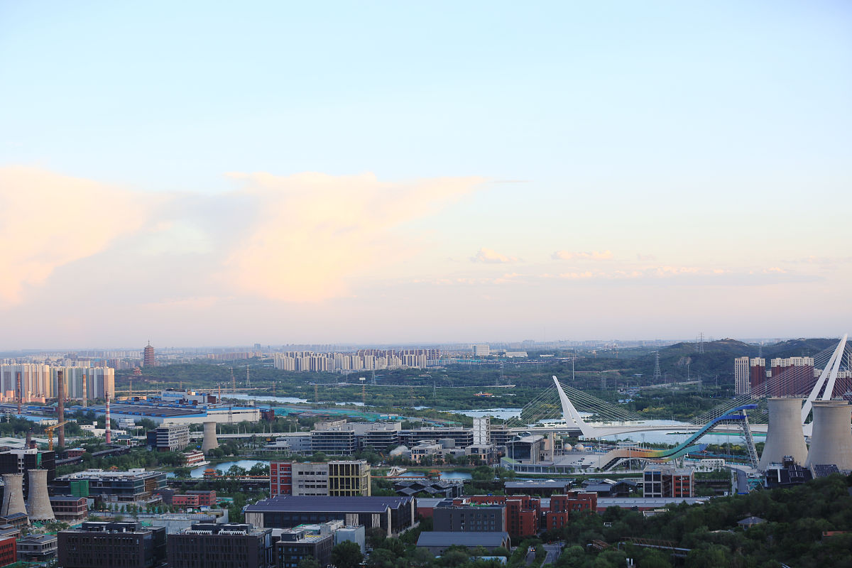 2020年5月26日,北京天空晴朗,从山上俯瞰首钢园区风光无限.