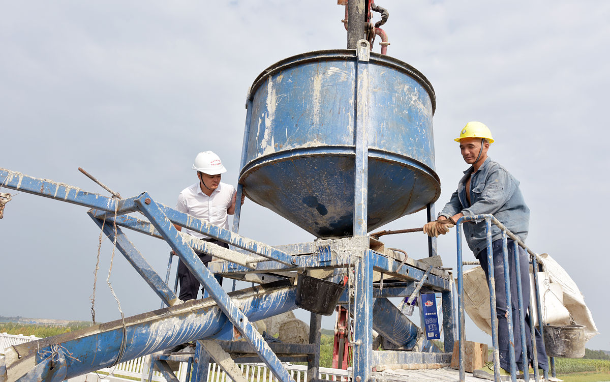 项目部本月施工进展顺利，严格执行设计和规范要求