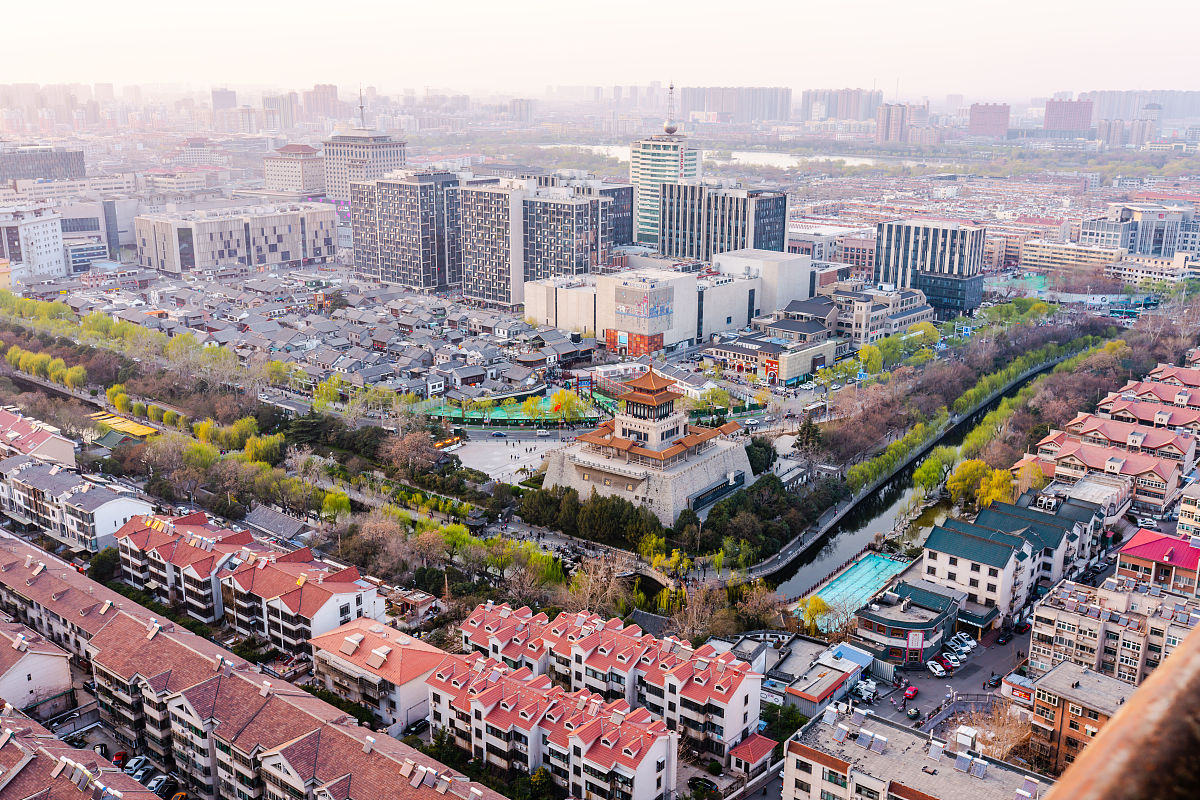 请围绕回乡见闻写一篇记叙文描绘家乡的快速变化及飞速发展表达对家乡的热爱以济南为例不低于1000字