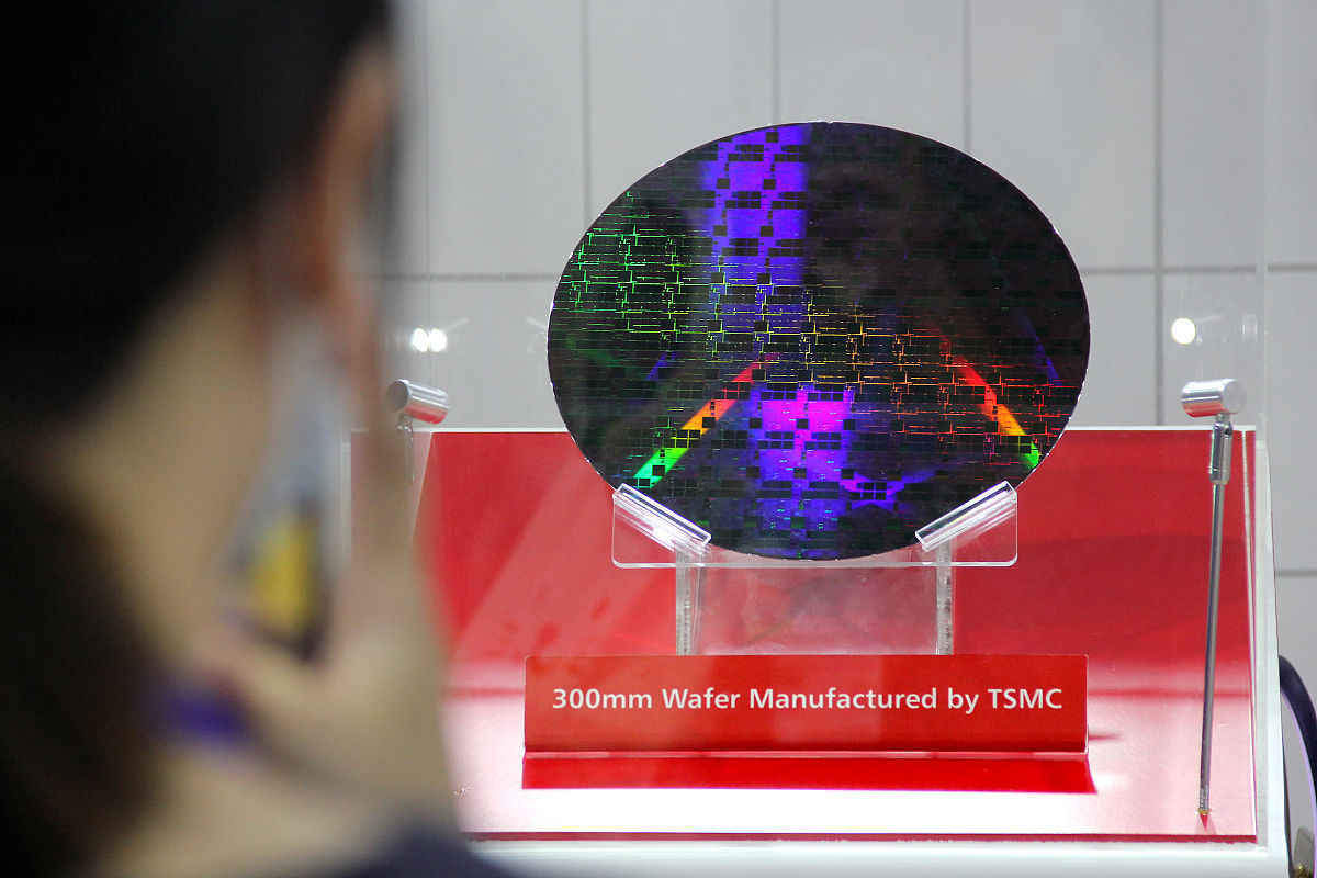 请用学术语言润色这句话：20世纪80年代中期随着稀土掺杂石英单模光纤制备技术的逐步成熟在激光技术领域稀土掺杂光纤激光器已经成为研究热点通常由泵浦源、稀土掺杂光纤和谐振腔三部分组成。