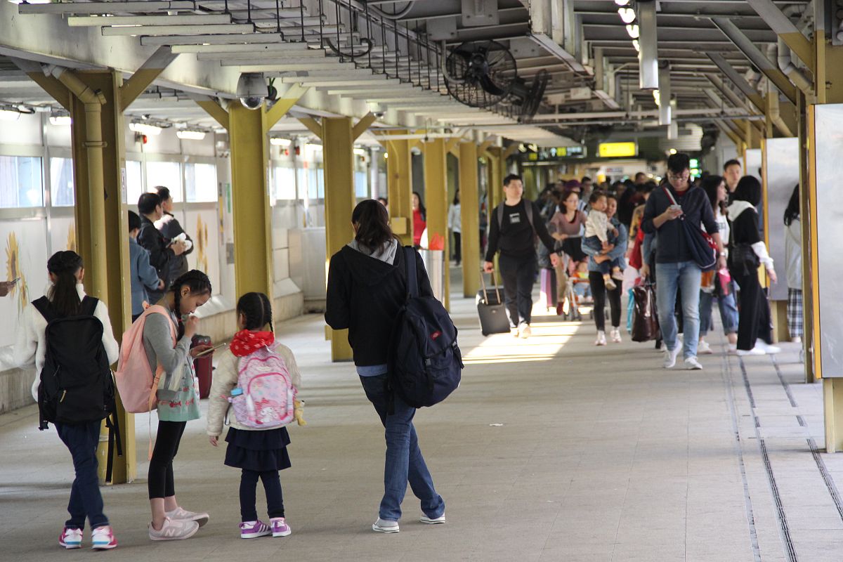 2019年1月26日,香港铁路(mtr)东铁线上水站,乘客进入月台候车.