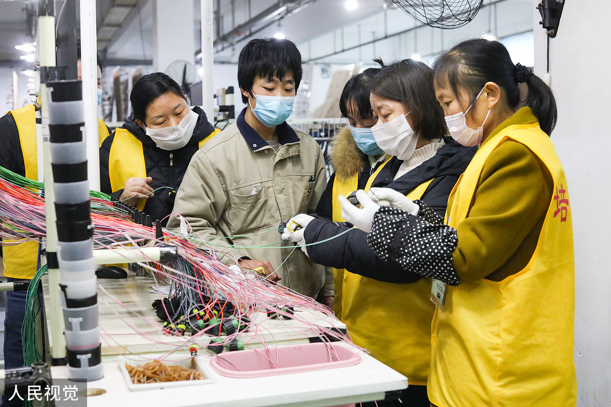 为这段内容取5题目：靶场从何而来。首先我们需要了解靶场的历史演变及其发展规律从而能够界定它的起源。在装备史上将旧石器时代晚期界定为装备的起源。装备的发展经历了冷兵器、热兵器、核武器和信息化武器装备的四个阶段。冷兵器靶场从旧石器晚期开始到火器的产生整个过程约40000多年。热兵器靶场从火器的使用到机械化武器装备的出现整个过程大约一千年。现代武器靶场主要从第一颗原子弹问世开始到信息化装备的出现整个过程