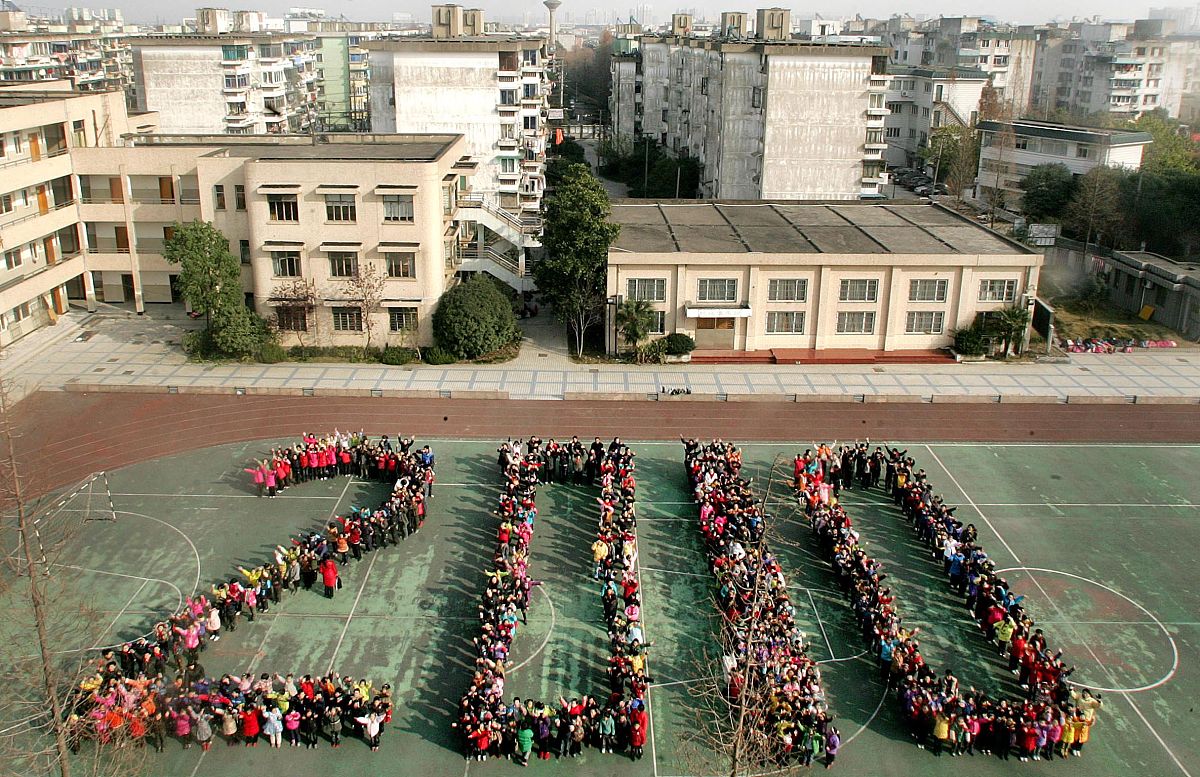 2009年12月21日,杭州德天实验小学,全校600名师生在学校动工前一天从