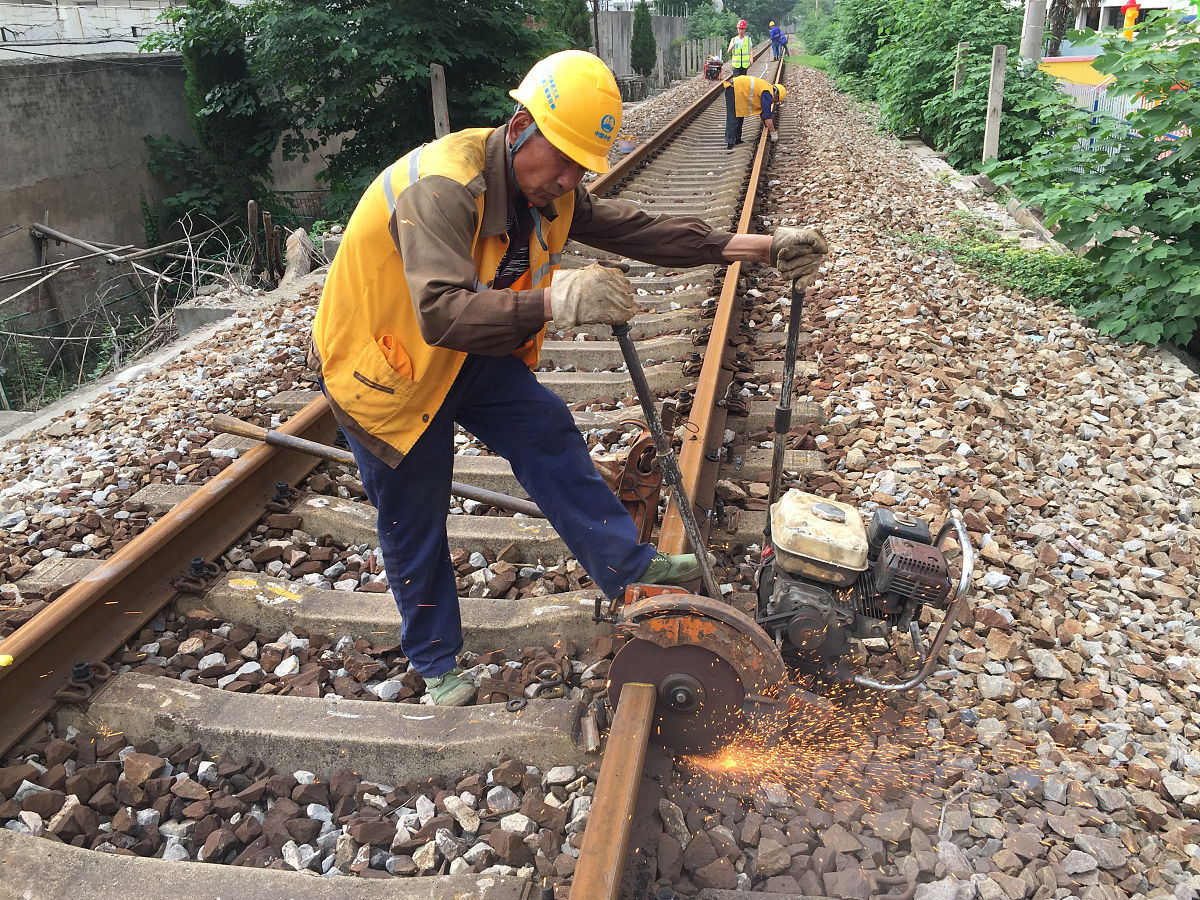 我们是揭阳粤海水务有限公司因铁路修建需要迁改我司自来水管道我司与铁路部门商量并达成一致意见同意迁改但开工前一定要跟我司密切沟通做好技术交底工作。今天得知铁路部门雇佣的施工队伍在未通知我司的情况下开工可能完成我司管道破损或者大面积停水等问题以自来水公司的名义写一篇告知函告知铁路公司这件事这个函的名字要怎么写好呢？以关于……的函为题