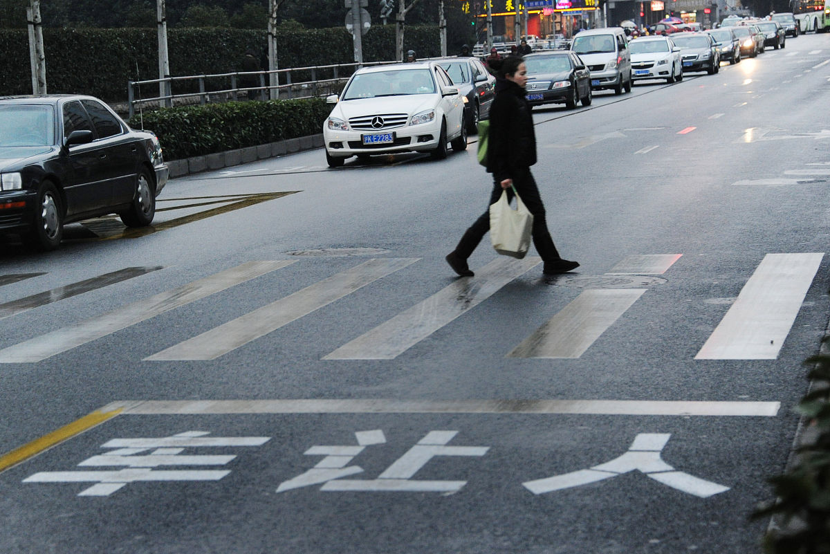 2012年02月20日,上海,杨浦区国定路特定路段的斑马线前,漆画了醒目的"