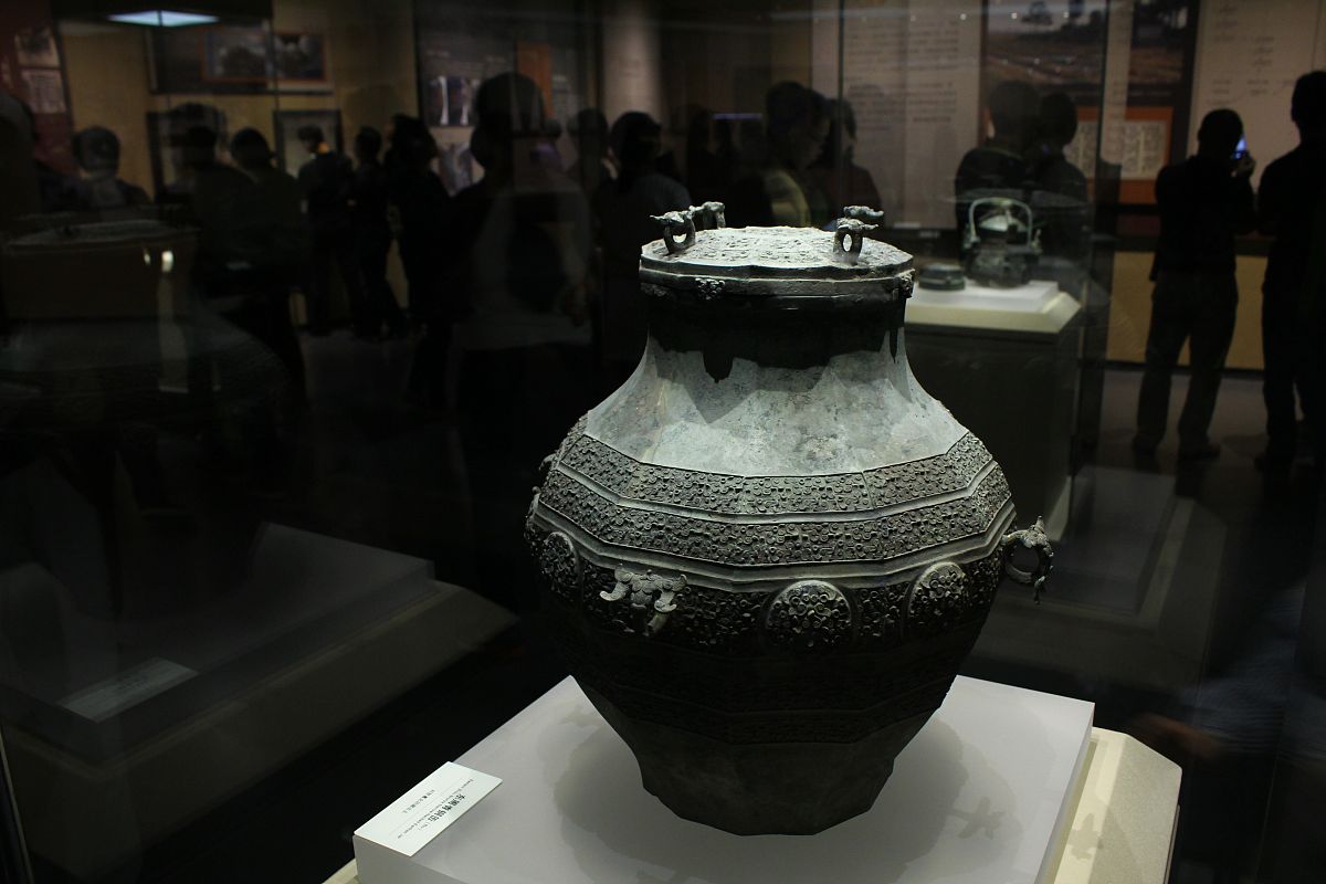 2016年10月11日,南昌,海昏侯墓出土的<strong>东周</strong>青铜缶.
