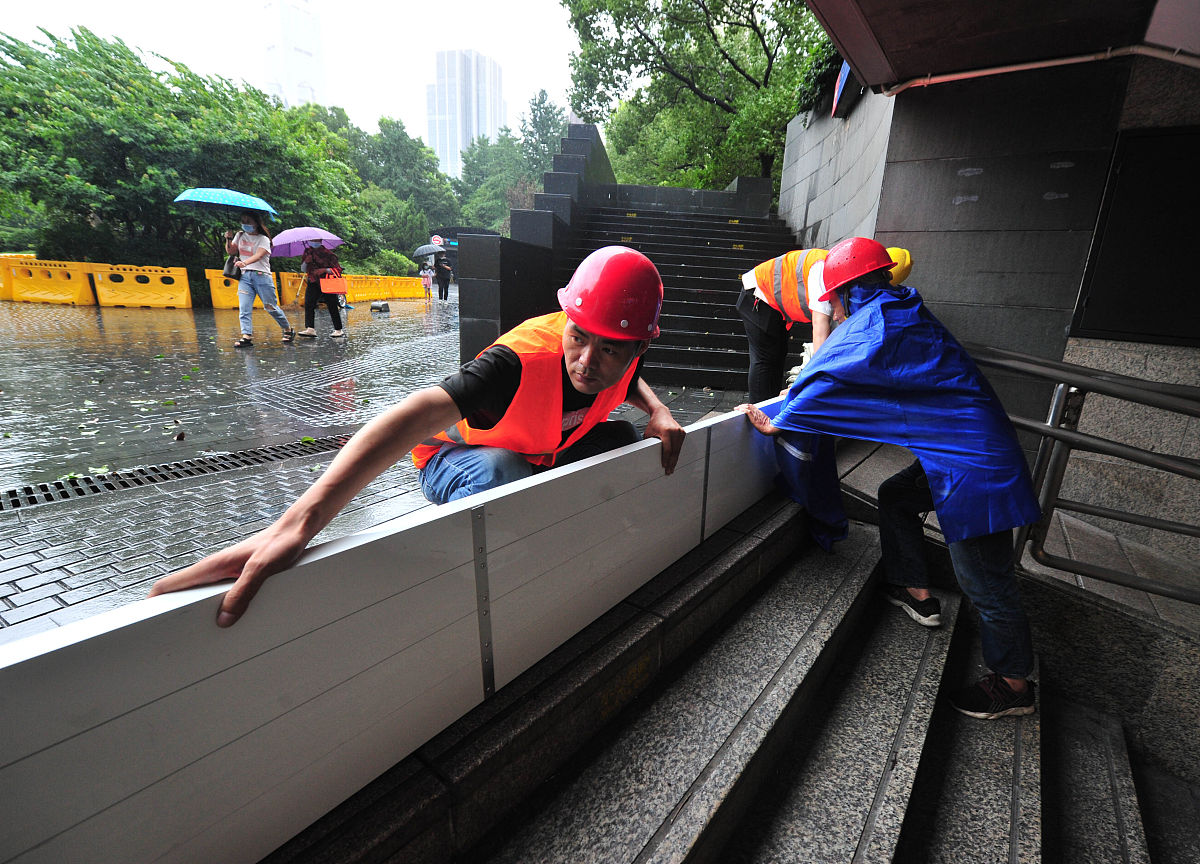 2021年7月25日,上海,台风"烟花"带来大风暴雨,为防止雨水倒灌,防汛人