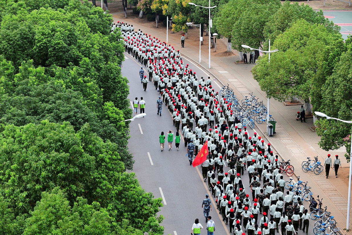 大学生劳动教育的实践报告主要是和室友一起打扫了宿舍卫生
