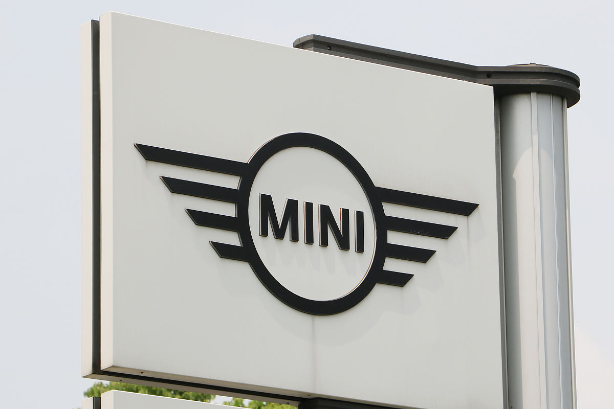 你是一个公关危机处理专业人员会怎么处理宝马mini的这次的冰激凌公关事件？