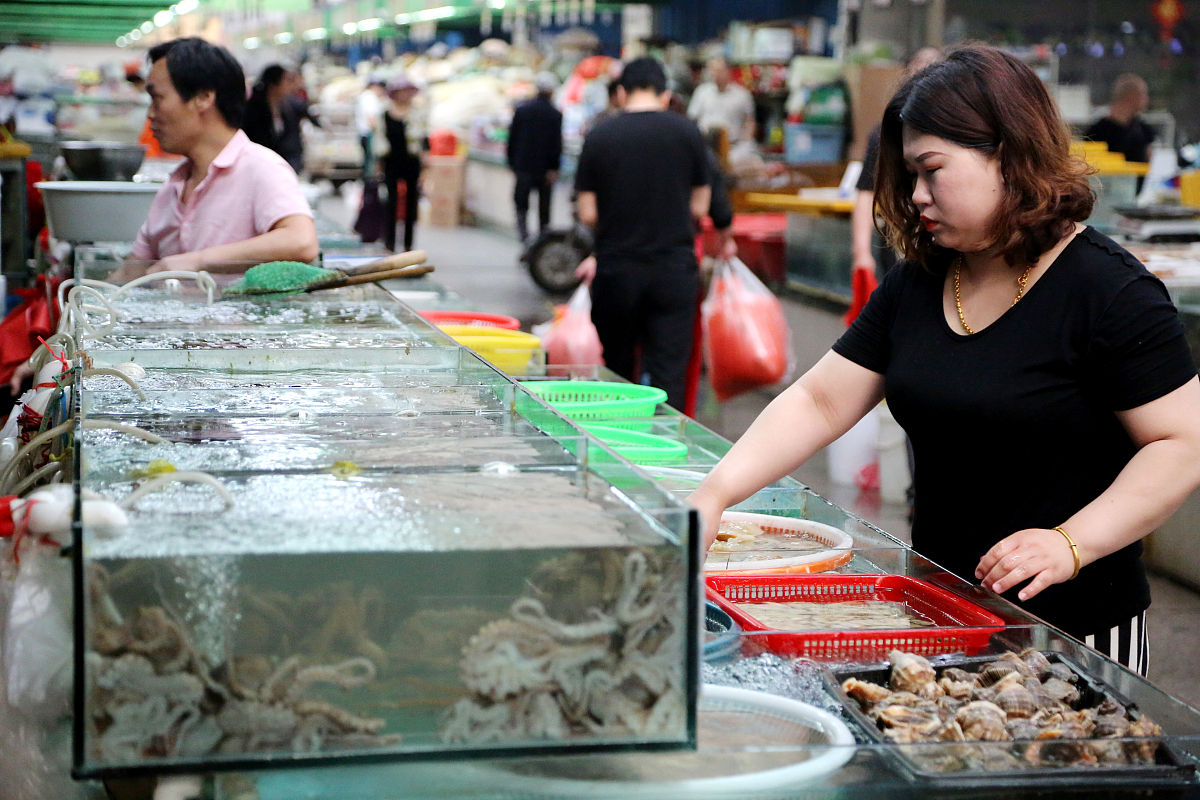 2019年6月12日,江苏连云港,市民在连云区一海鲜批发市场选购新鲜海产