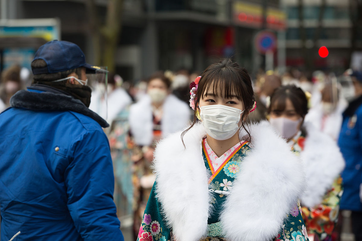 当地时间2021年1月11日,日本横滨,当地少女们盛装庆祝"成人日".日本迎