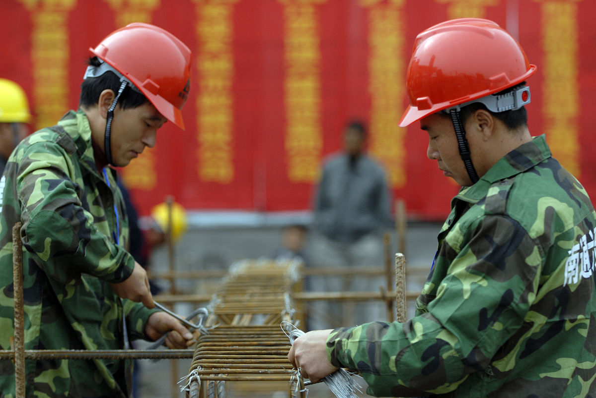 以下这段话如何换成另一种中文方式表达？根据《混凝土结构工程施工质量验收规范》GB50204-2015相关规定要求使用抗震钢筋。