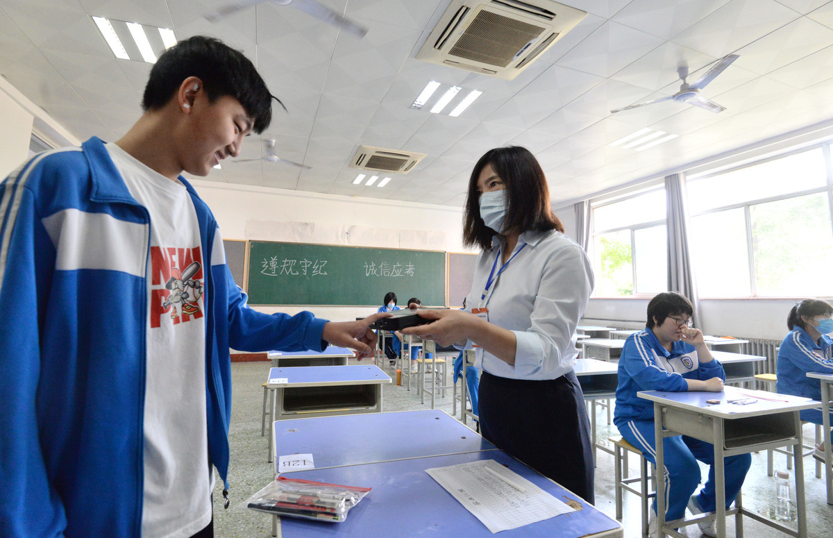 2020年7月1日,河北邯郸第三中学"全真模拟高考"现场,"