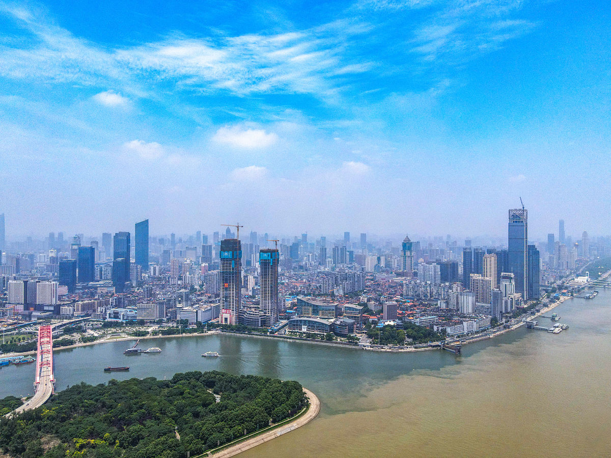 2021年5月30日,武汉长江与汉江交汇处现"鸳鸯江"景观.