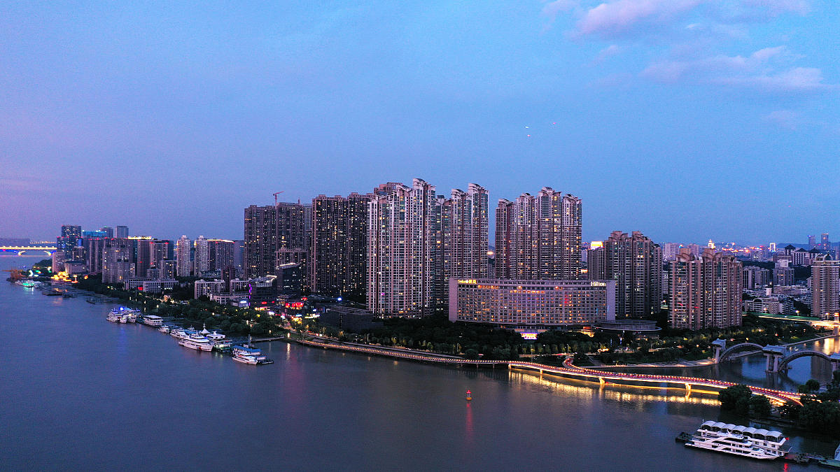 2021年7月9日,江苏南京,大雨过后,南京空气清新,能见度高.傍晚时分,晚