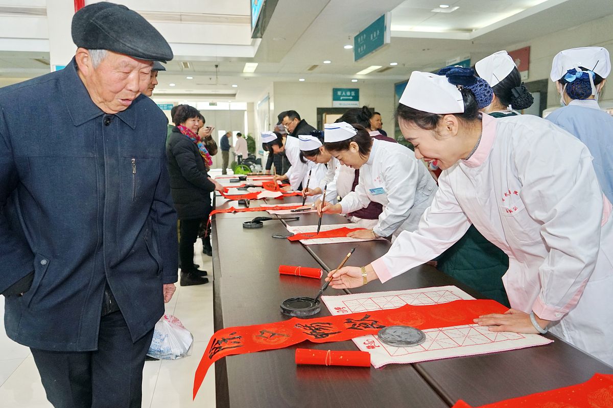 致敬白衣天使：对联表达敬意和感谢