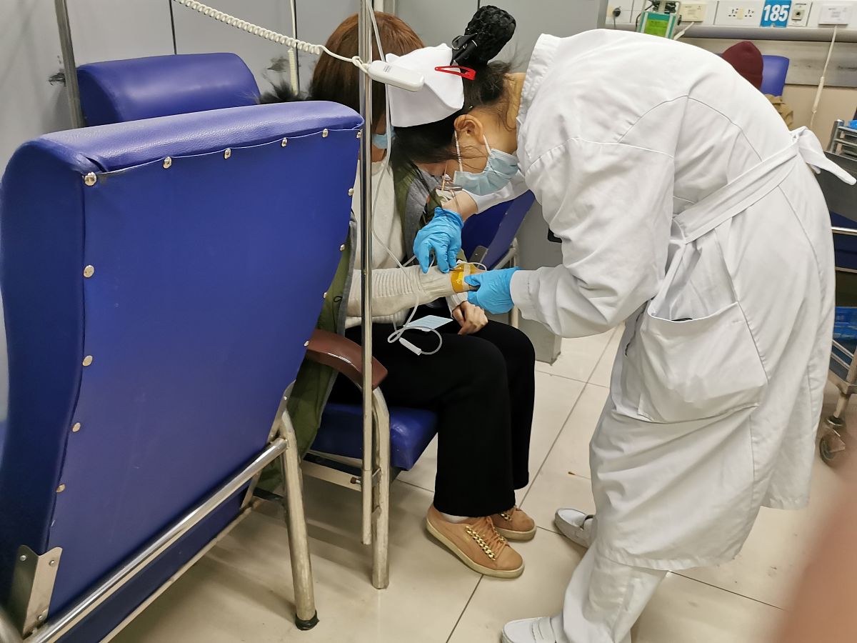 神经外科重症病人早期肠内营养支持的治疗和护理相关研究趋势展望写成一段话格式不少于200字。