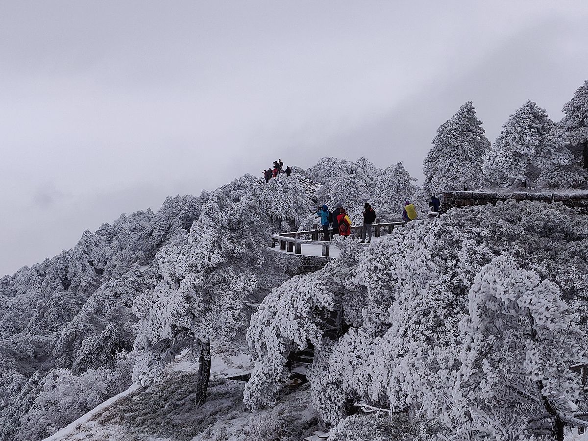 帮我润色这一段话用自己的话说中文：旅游电子商务依托当地旅游资源和丰富的物产资源独特的文化资源打造出具备地方特色主题的商务活动可以在很大程度上帮助当地人们增加收入优化地区产业结构。随着旅游电子商务的发展其也不断迎来了新的机遇和挑战加上互联网+时代的到来初具规模的黄山旅游电子商务也迎来了新的机遇和挑战信息时代suo带来的各种效果都突显出来利用得天独厚的旅游资源和种类繁多的产品资源实现二者的融合发展大大