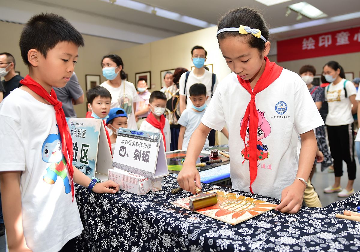 根据以下教学过程写一篇由大学生主讲人和志愿者为附校三年级学生授课的新闻稿这节课本学期的最后一节编程课课程最后还有合影环节：教学过程：1、回顾关于变量、坐标系、控制、循环的相关知识点2、讲解会飞的猫小游戏结构通过对积木的分解讲授各部分知识点相关用法。3、学生自行完成相关游戏设计主讲人进行指导4、对设计过程进行回顾进一步加强相关知识