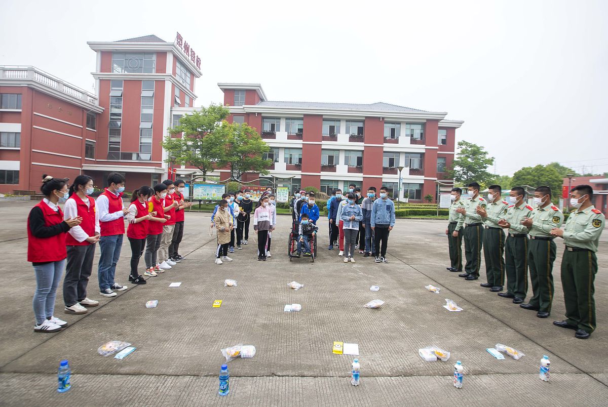2020年5月15日,江苏泰州,泰州市特殊教育学校的学生进行套圈比赛.