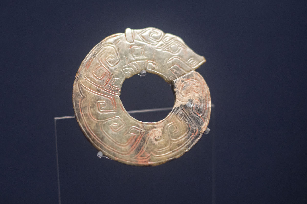 三星堆玉器用途：社会象征、宗教祭祀、艺术表达与文化传承