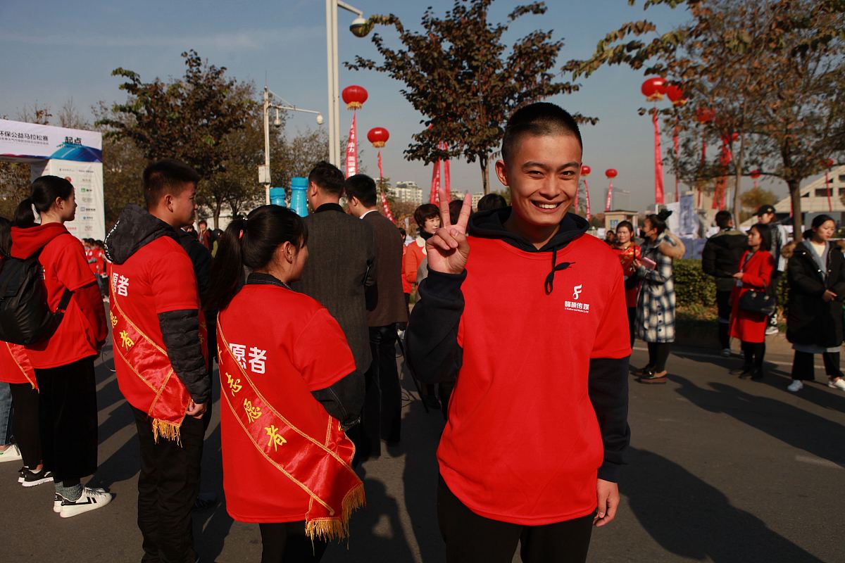 2017年11月12日,河南安阳,选手们在参加马拉松赛比赛.