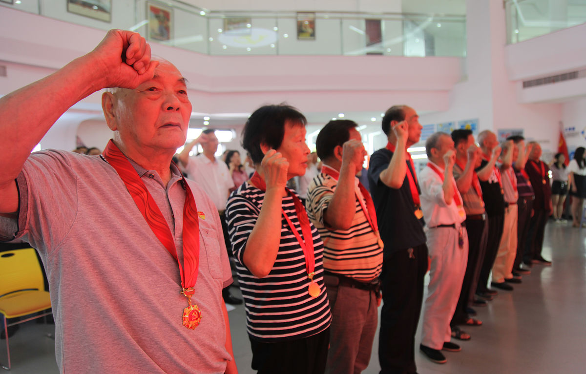 大学生入党申请书：个人优缺点总结及努力方向