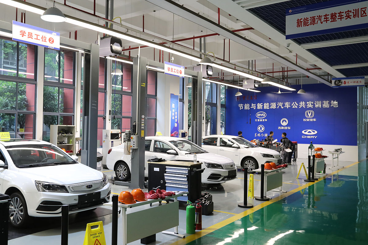 重庆立信职业教育中心高星级酒店运营与管理专业毕业后的学历和职业发展