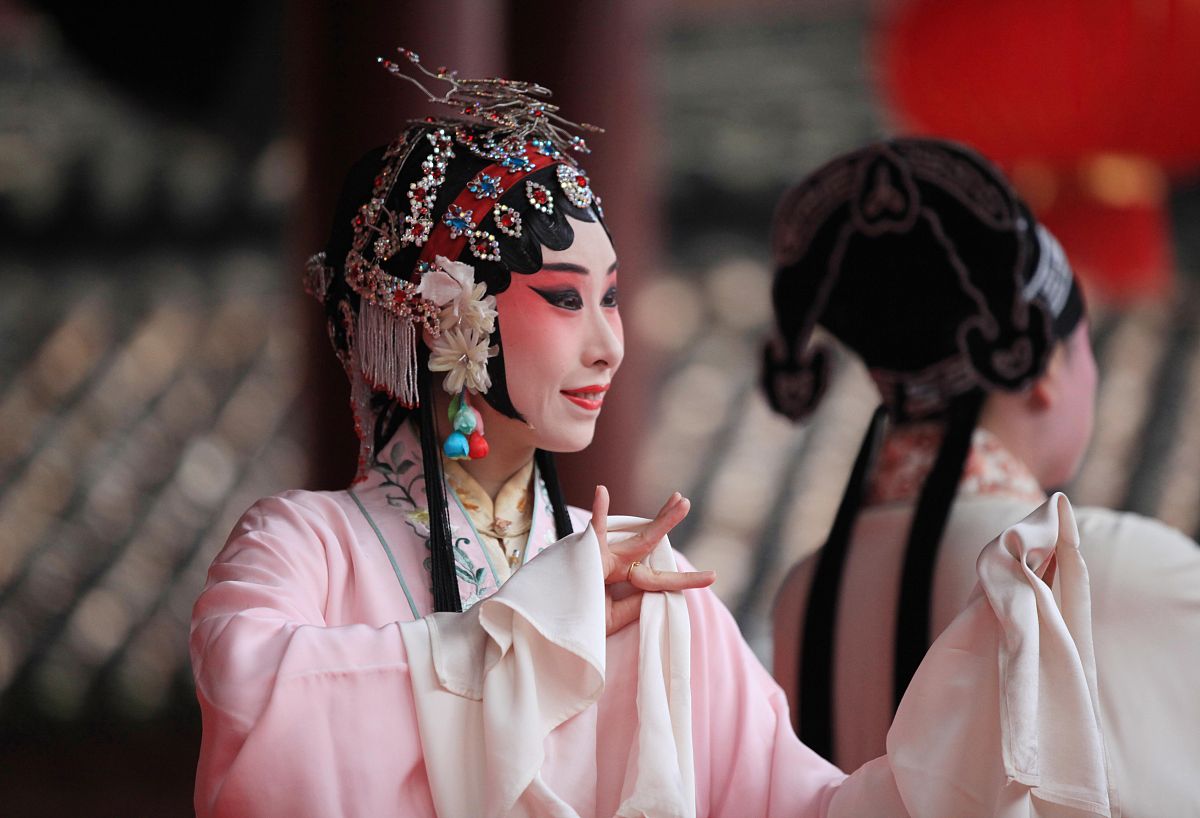 2019年6月29日,江苏省南京市,演员们在夫子庙大观园表演昆曲《牡丹亭