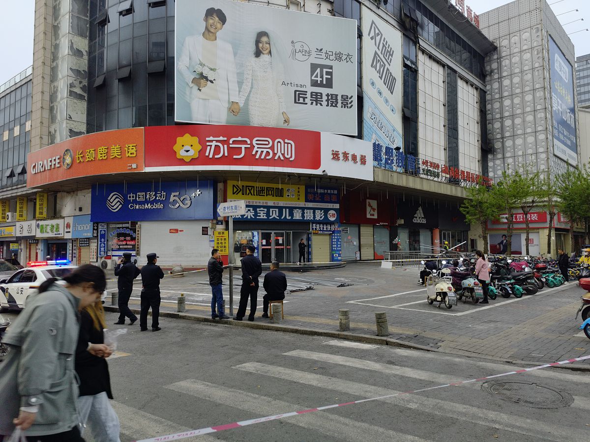 2021年4月6日,安徽池州贵池区铜锣湾商场发生火灾,目前明火已被完全扑