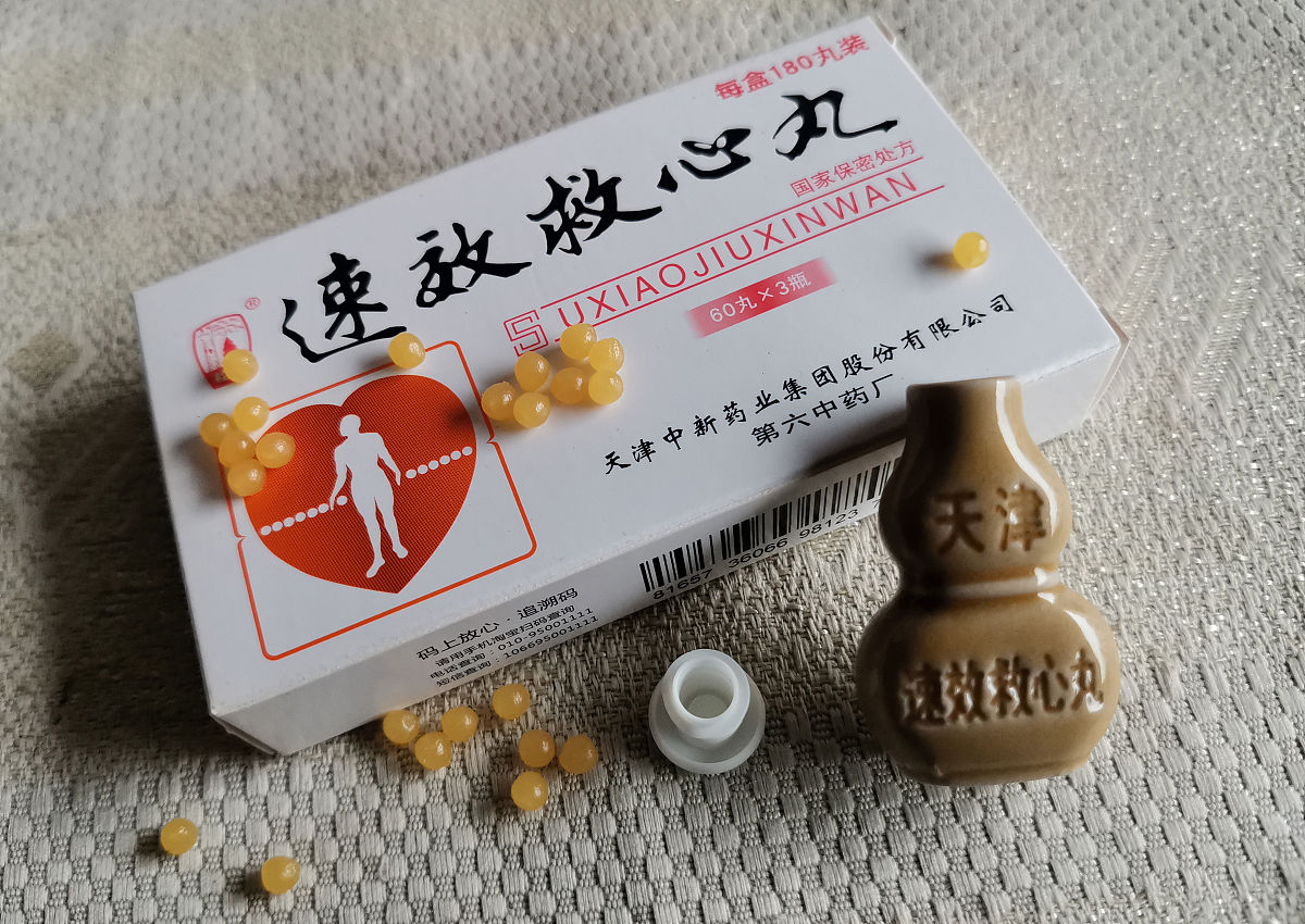 将以下内容洗稿硝酸甘油速效救心丸和复方丹参滴丸可以同时吃吗？硝酸甘油速效救心丸和复方丹参滴丸是常见的心脑血管疾病患者常用的药物。但是这两种药物不能同时服用。它们有不同的作用和效果。硝酸甘油可以扩张冠状血管降低血压但是当血压低于69时慎用硝酸甘油因为它会加剧心肌供血不足的情况。速效救心丸是行气活血去瘀止痛的药物可以增加冠状动脉的血流量。复方丹参滴丸主要用于缓解气滞血瘀导致的胸闷、心前区疼痛和冠心病心