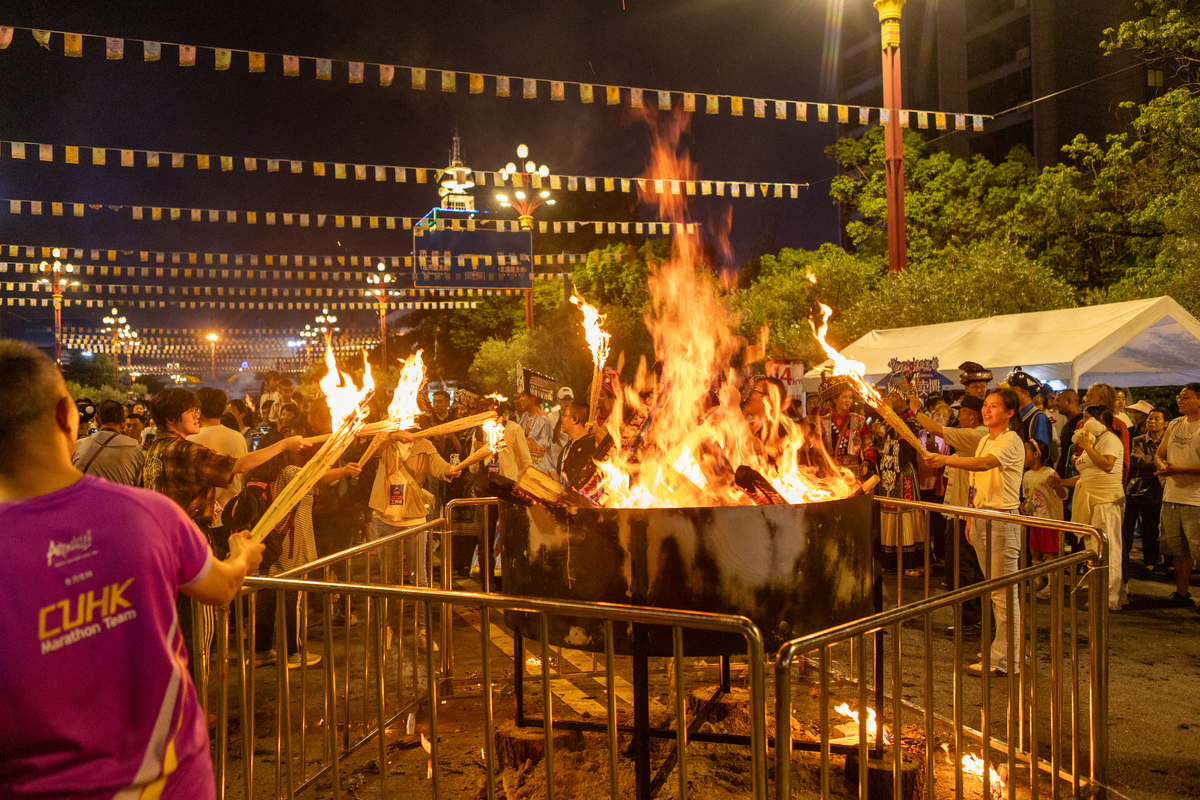 能帮我写一份乡村篝火晚会的新闻稿吗
