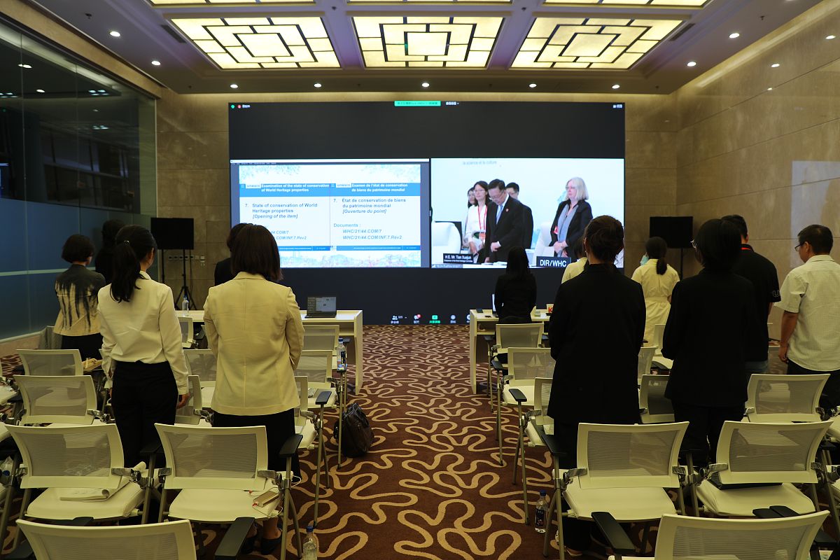 根据参与行业活动：活跃参与行业展会、研讨会和专业会议展示公司的专业知识和实力与潜在客户建立联系并扩大业务网络。此外可以举办或赞助相关的活动提高公司在行业中的形象和声誉。列举案例