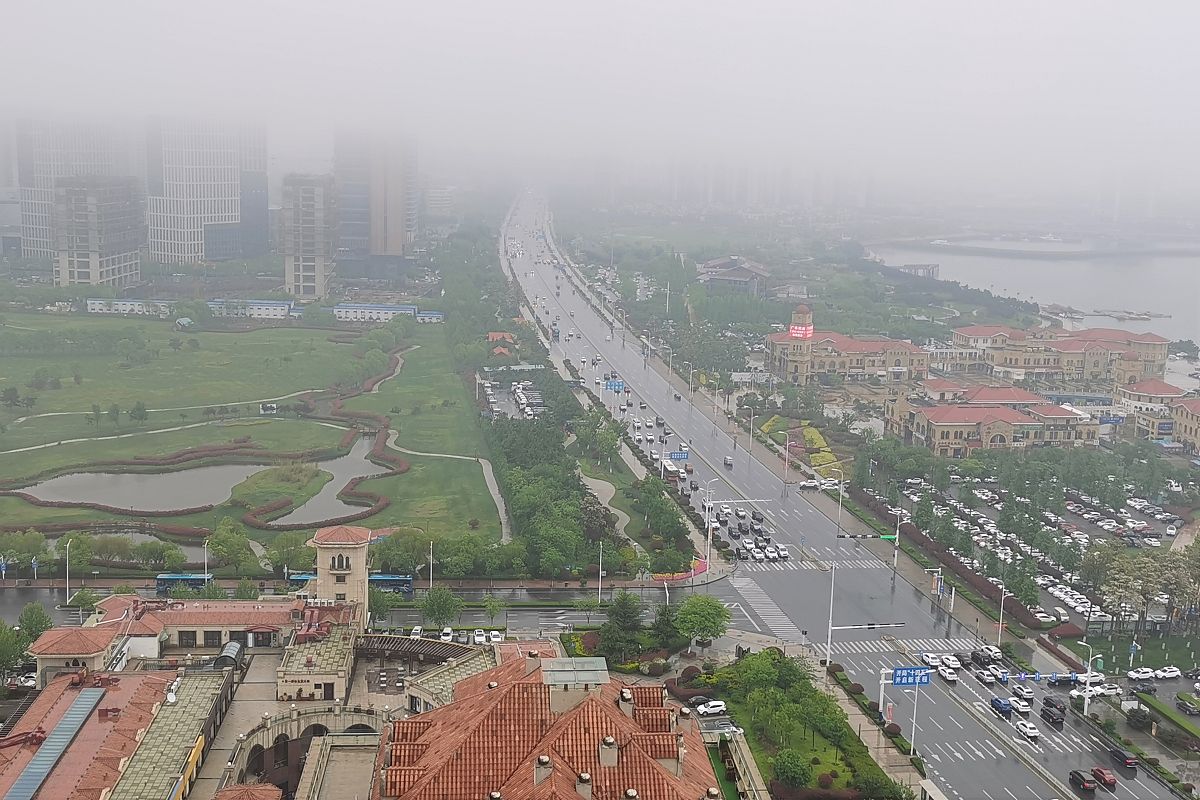 2021年5月14日,山东青岛持续降雨和大雾天气,西海岸城区能见度不足.