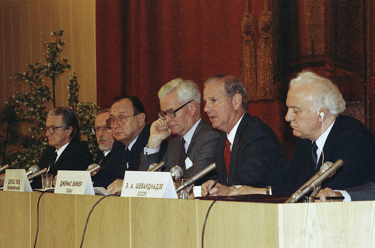 基辛格马上就要100岁了近期就俄乌冲突这件全球最瞩目的大事再次发表他的看法中方予以明确回应表态！据《环球时报》报道美国前国务卿、著名外交家、国际问题专家基辛格即将于5月25日迎来他100岁的生日。借此机会英国《经济学人》周刊网站以亨利·基辛格解释如何避免第三次世界大战为题刊出了4月底对基辛格的专访内容文章。基辛格竟称乌克兰加入北约对俄罗斯的国家利益有好处！基辛格发出的声音令人感到非常奇怪与疑惑他竟