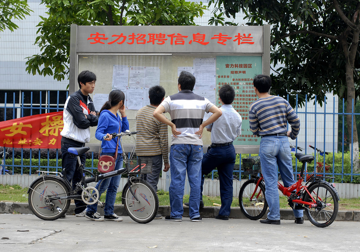 用优美、生动的词句优化一下下面这段作文。九月我正式成为了一名初中生漫步在充满历史底蕴和文化气息的校园里真是一件令人心情愉悦的事情更让我开心的是年满12周岁的我拥有了第一辆属于自己的山地车终于不用爸爸每天接送了也真正的践行了学校、老师教育倡导的绿色出行。每天上学下学和同学们一起骑行在路上穿行在熙熙攘攘的人群中那心情真是无比的畅快。但是这份快乐是建立在无数个傍晚爸爸骑车尾随的基础上的我骑行在家到学校的